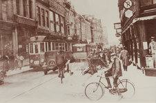 863555 Afbeelding van de verkeersdrukte in de Lange Viestraat te Utrecht, van bij de Viebrug.